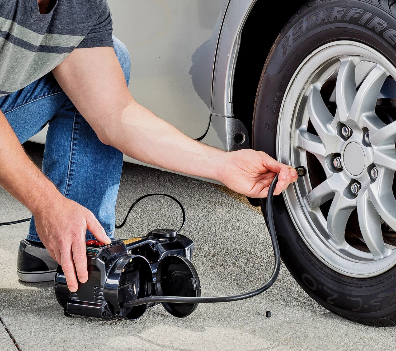 Powerbuilt 1 Ton 12V Electric Floor Jack with Built In Tire Inflator - 620484 5 Powerbuilt 1 Ton 12V Electric Floor Jack with Built In Tire Inflator - 620484 - Image 5